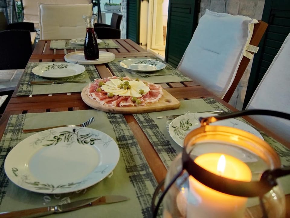 Food and drinks, Dining area, Food, Lunch, Dinner