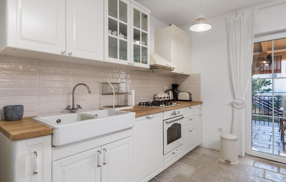 Kitchen or kitchenette, kitchen