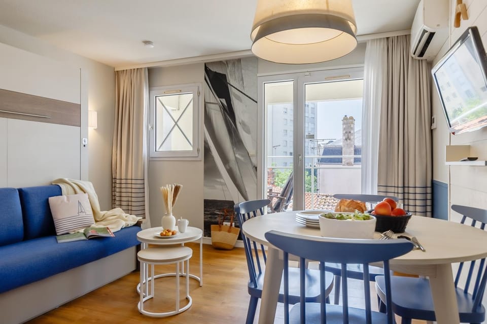Living room, Food and drinks, Seating area, Dining area, Food