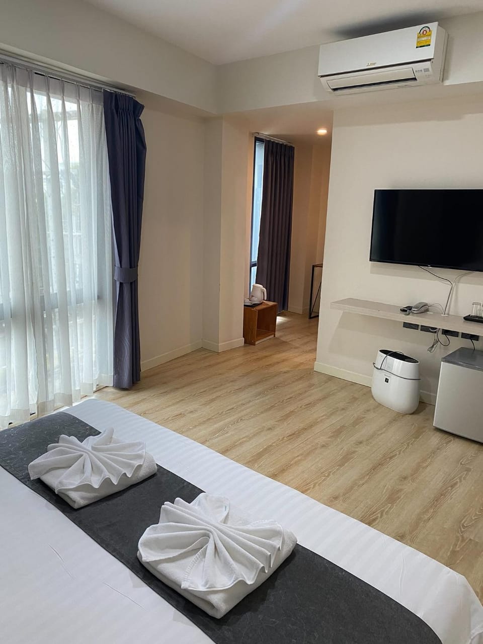 Bed, air conditioner