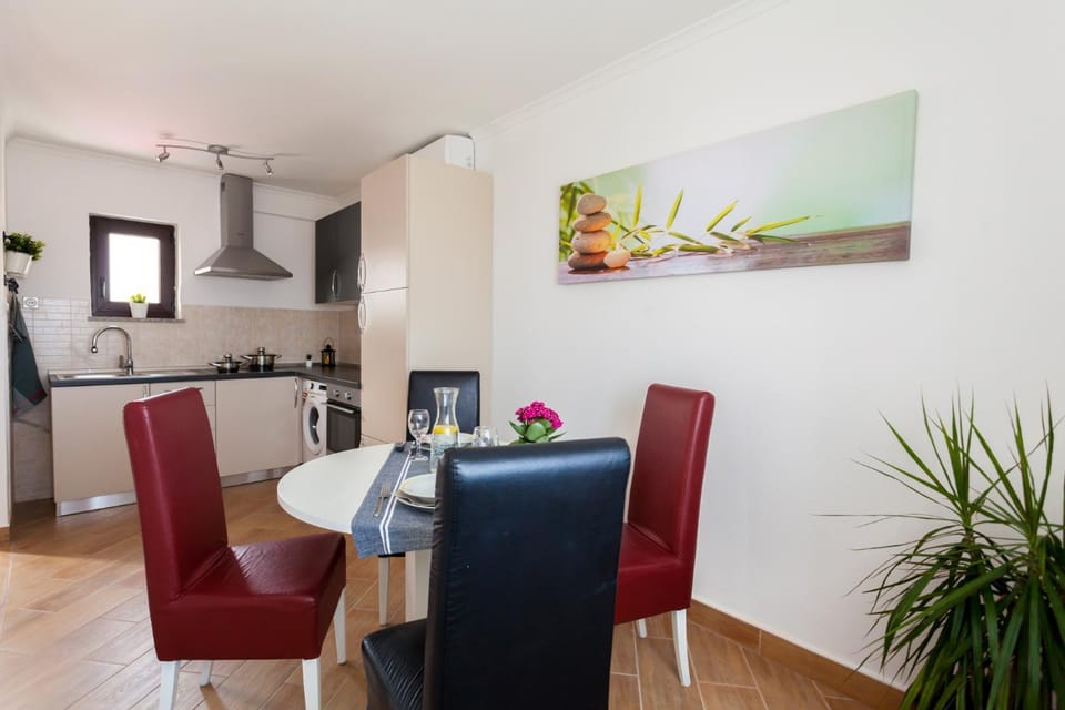 Kitchen or kitchenette, Seating area, Dining area