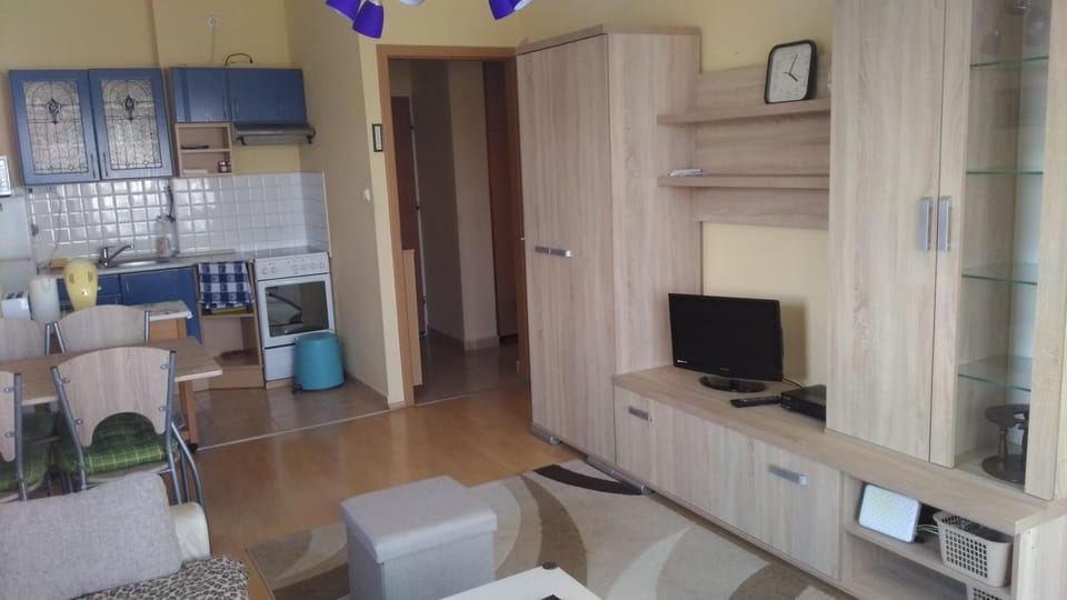TV and multimedia, Kitchen or kitchenette, Living room, Seating area, Dining area