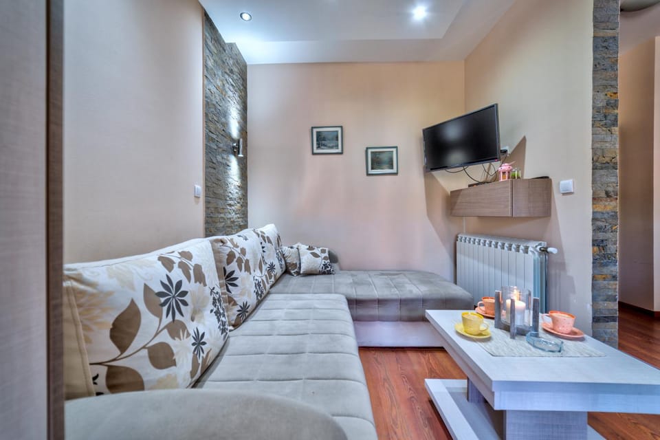 TV and multimedia, Living room, Seating area, Evening entertainment