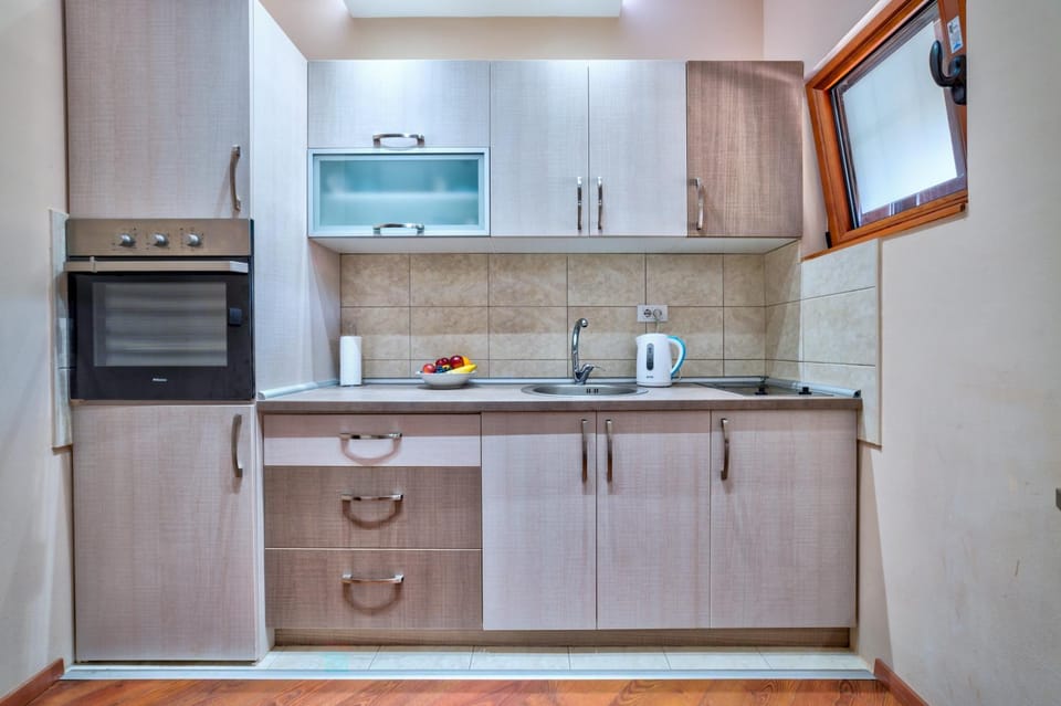 Kitchen or kitchenette, pet friendly, stove, toaster