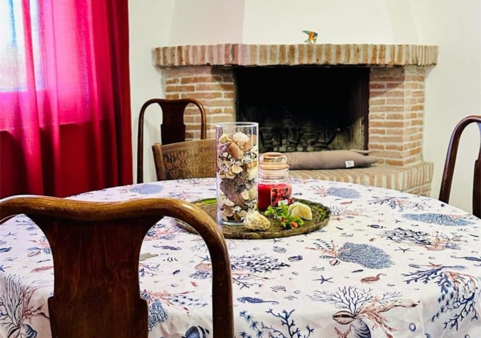 Bed, Living room, Food and drinks, Photo of the whole room, Seating area, Dining area, Bedroom, Food, flat iron
