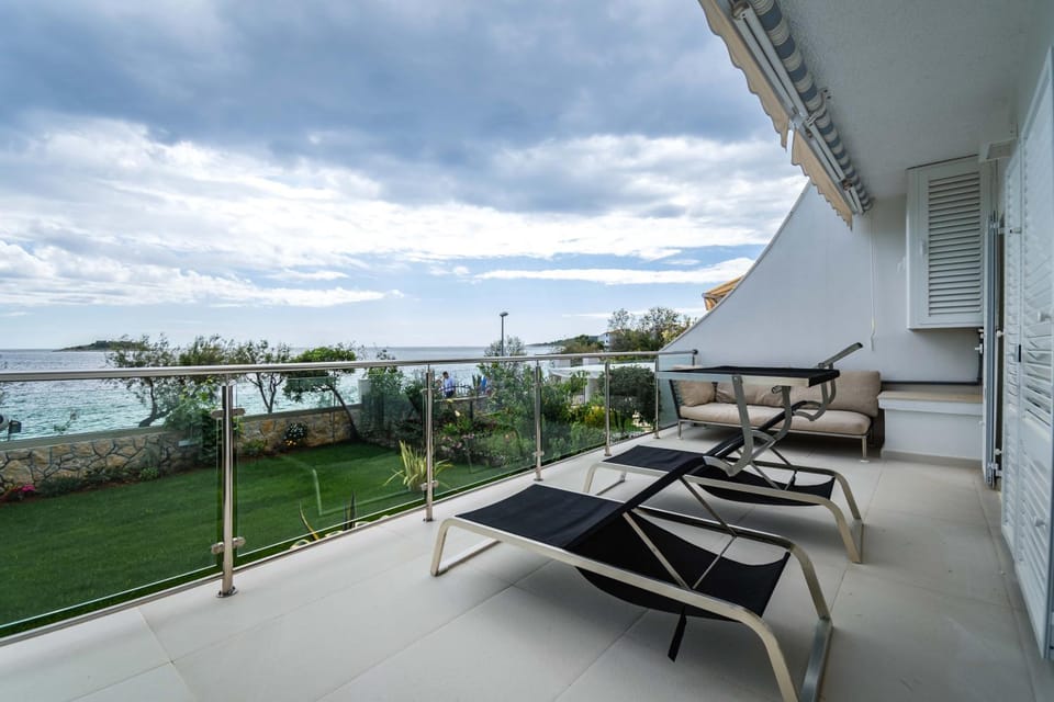 Patio, Day, Natural landscape, View (from property/room), Balcony/Terrace, Sea view, sunbed