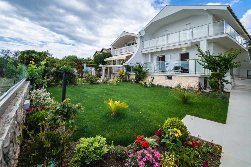 Property building, Spring, Day, Natural landscape, Garden, Garden view, Inner courtyard view