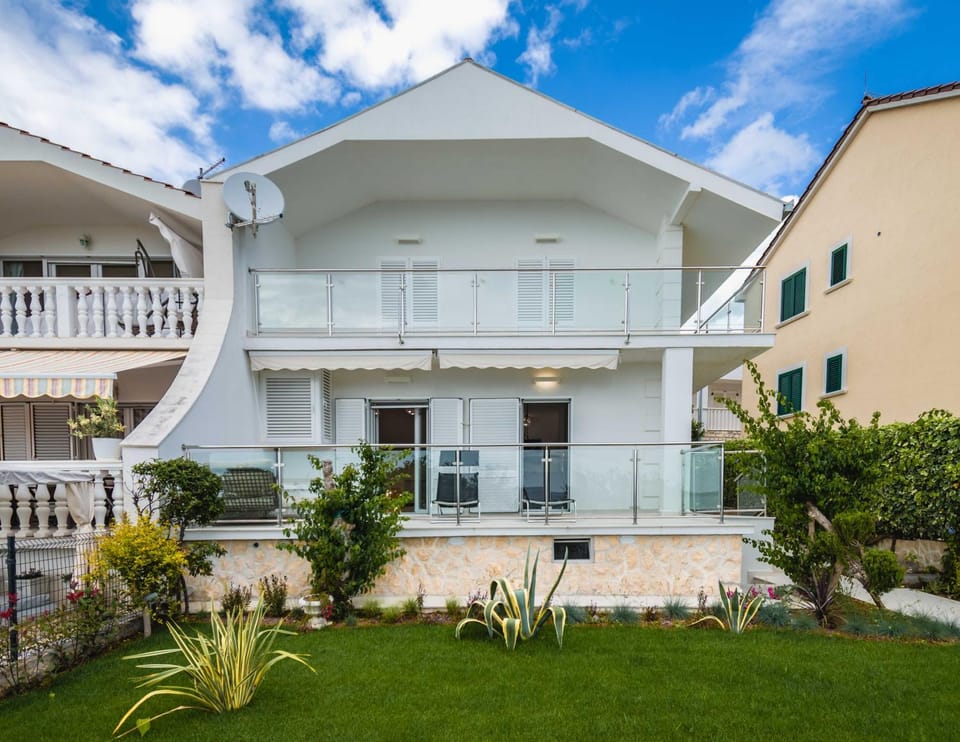 Property building, Patio, Facade/entrance, Day, Garden, View (from property/room), Balcony/Terrace, Garden view