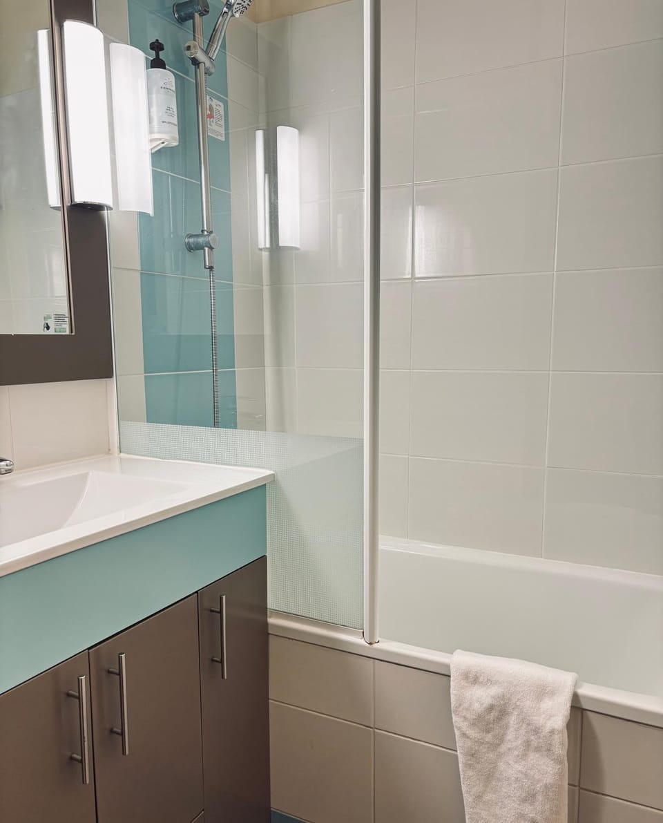 Bathroom, Bath, towels