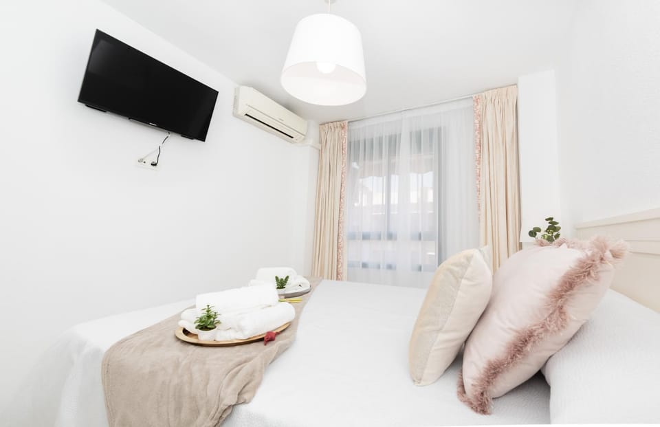 Bed, TV and multimedia, Photo of the whole room, Bedroom