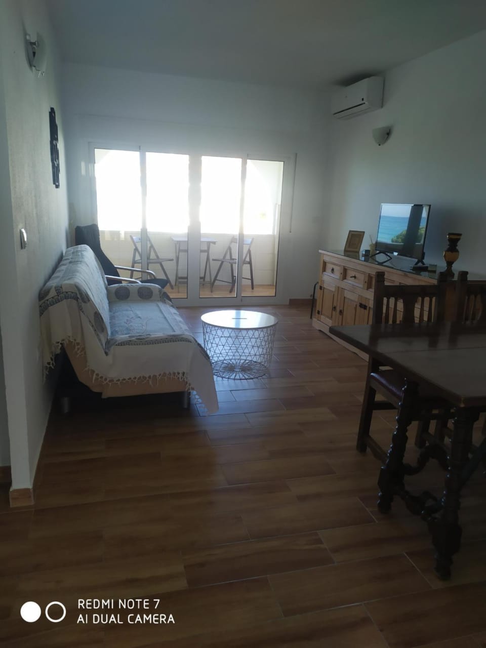 Photo of the whole room, Dining area