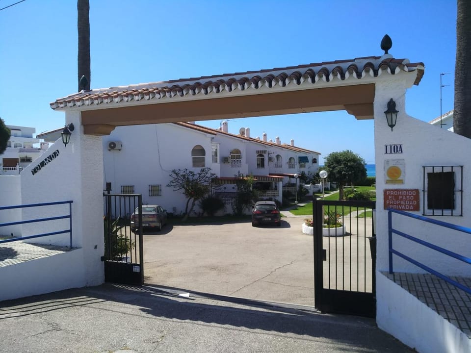 Facade/entrance, Off site