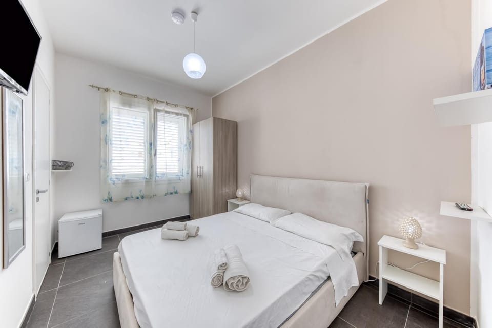 Bed, TV and multimedia, Photo of the whole room, Bedroom, towels, wardrobe