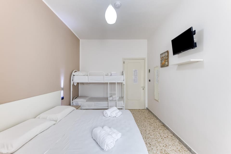 Bed, TV and multimedia, Photo of the whole room, Bedroom, towels