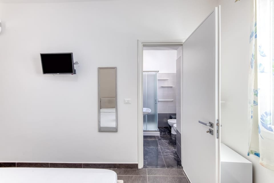 Shower, Toilet, Bed, Bathroom, TV and multimedia, Bedroom, towels