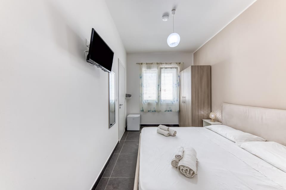 Bed, TV and multimedia, Photo of the whole room, Bedroom, towels