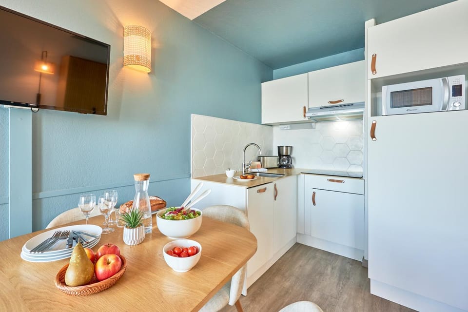 Coffee/tea facilities, Kitchen or kitchenette, Food and drinks, Dining area, Food, dishwasher, oven, stove, toaster
