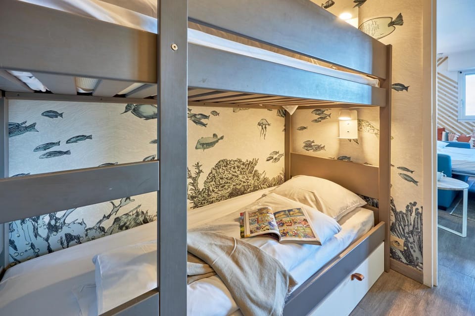 Bed, Living room, Photo of the whole room, Seating area, Bedroom, bunk bed, towels