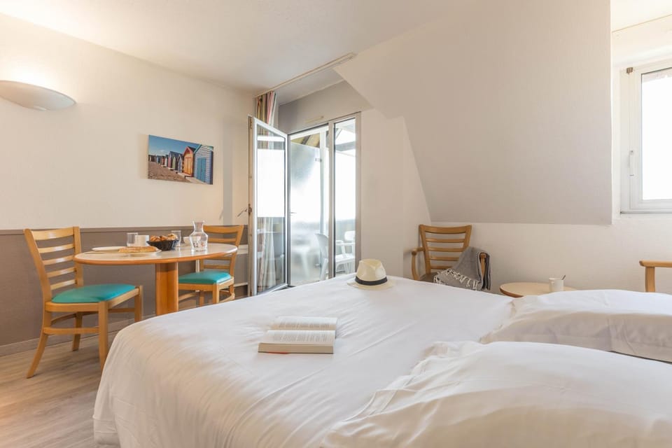 Bed, Day, Balcony/Terrace, Living room, Photo of the whole room, Seating area, Dining area, Bedroom, towels