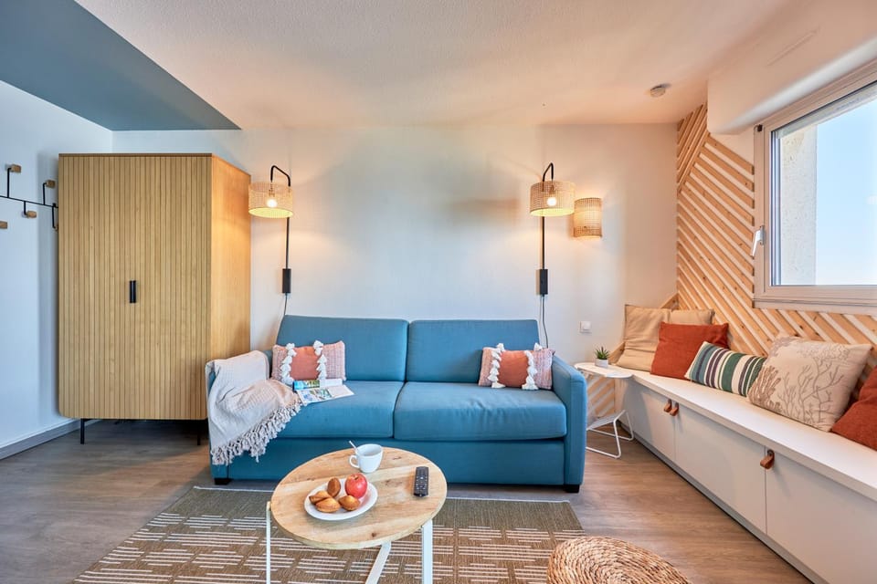 Communal lounge/ TV room, Day, TV and multimedia, Living room, Photo of the whole room, Decorative detail, Seating area, Bedroom