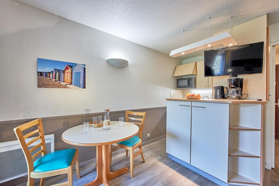 TV and multimedia, Coffee/tea facilities, Kitchen or kitchenette, Living room, Seating area, Dining area, minibar, oven, stove