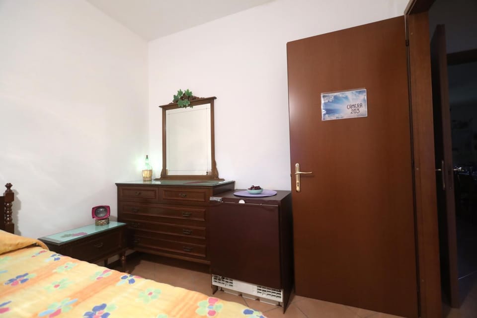 Photo of the whole room, Bedroom, minibar