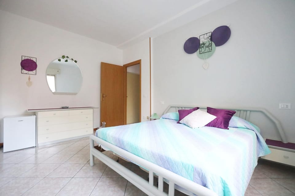 Bed, Photo of the whole room, minibar