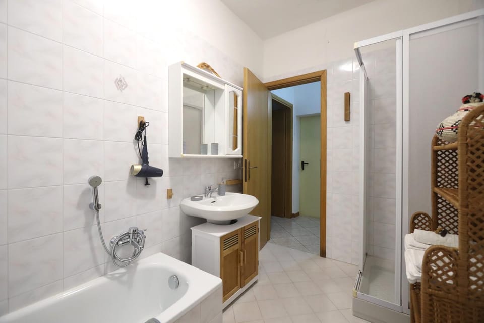 Shower, Toilet, Bathroom, Bath, towels