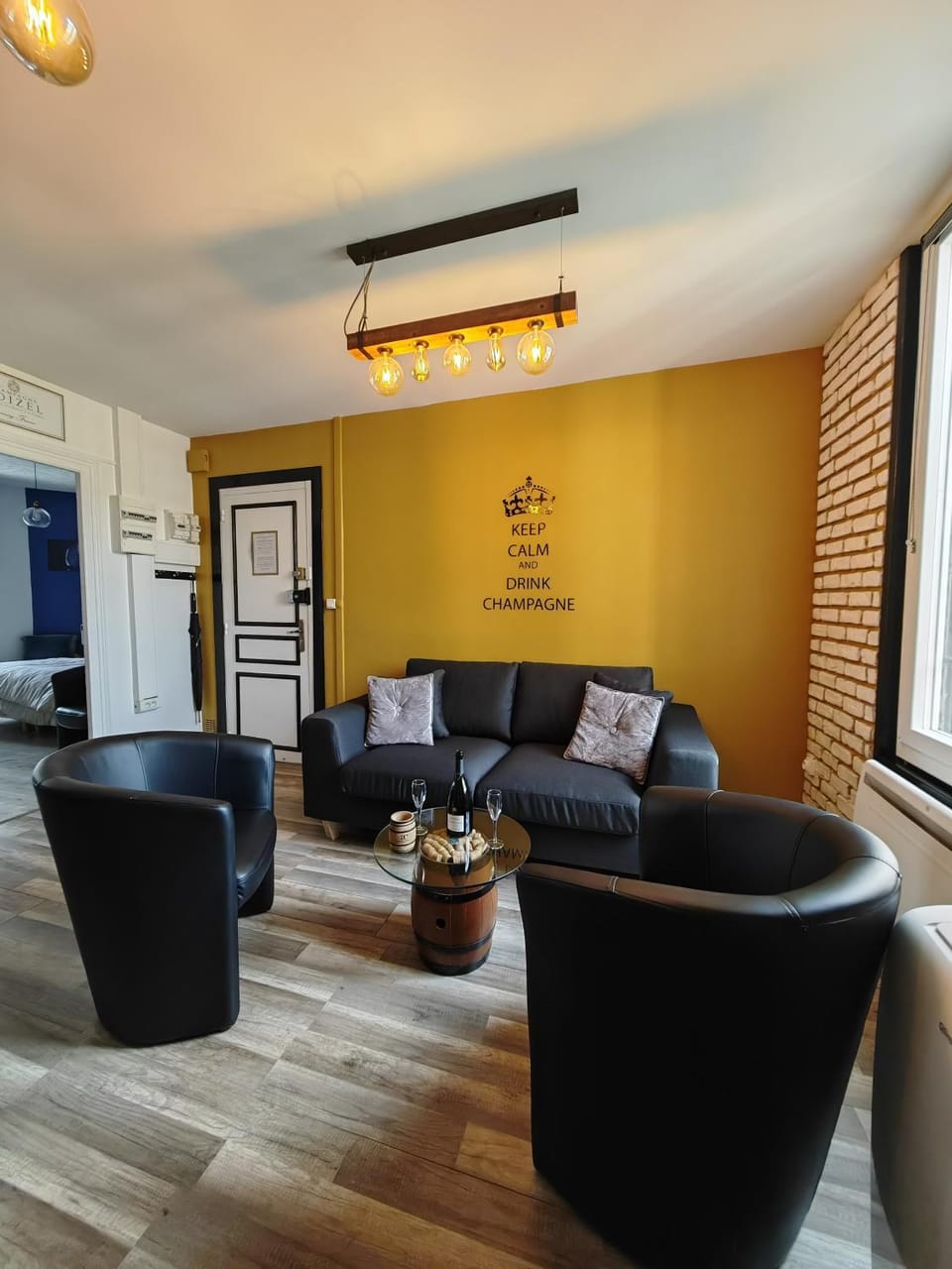 Groom Epernay - Jacuzzi & Champagne Apartment in Epernay
