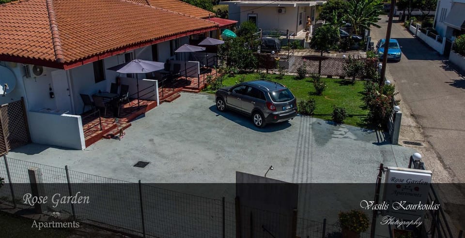 Property building, Garden, Garden view, Garden view, Parking