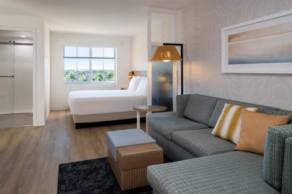 Bed, Photo of the whole room, Seating area, Bedroom