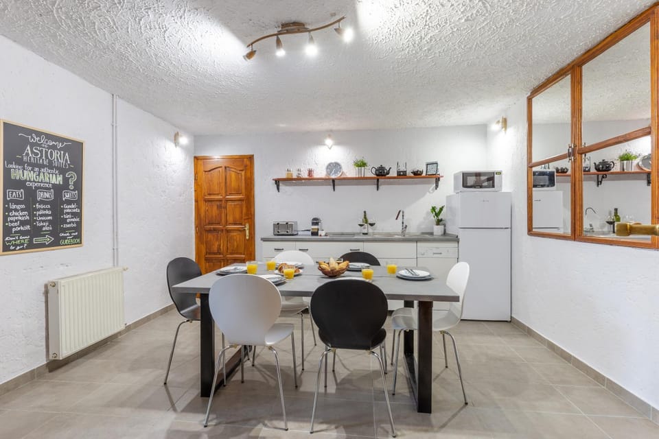 Kitchen or kitchenette, Communal kitchen