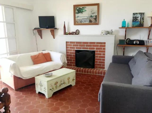 Day, TV and multimedia, Living room, Seating area, Beach, Sea view