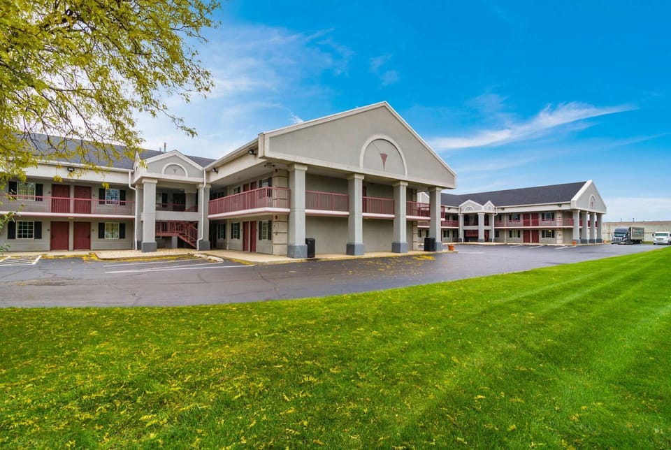 Property building, Facade/entrance, Garden, On site, Garden view