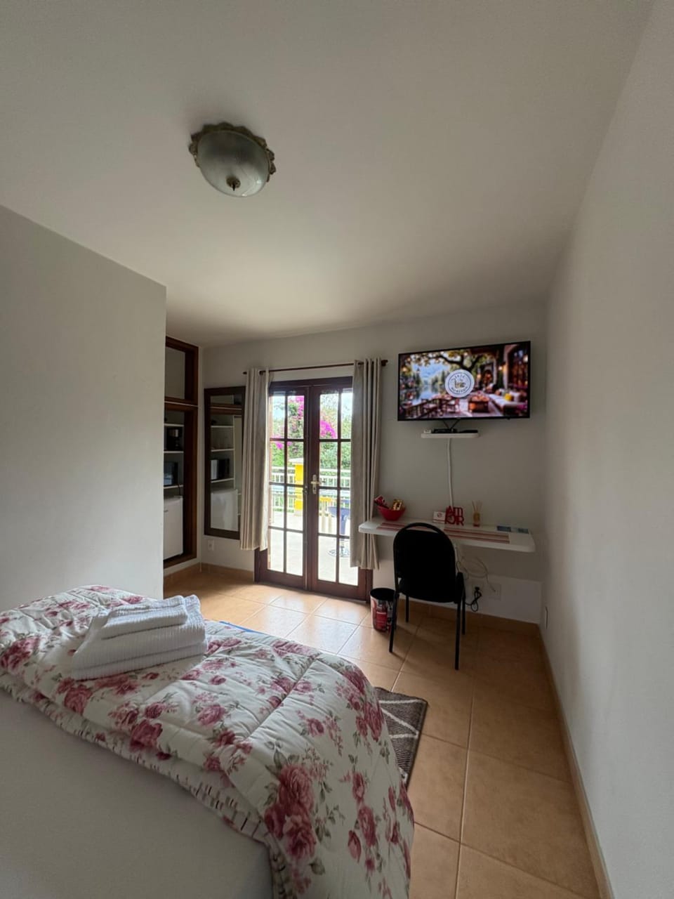 Bed, TV and multimedia, Photo of the whole room, Bedroom