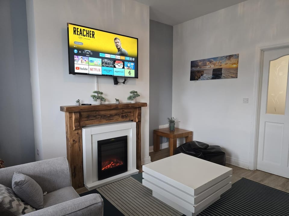 Communal lounge/ TV room, TV and multimedia, Living room