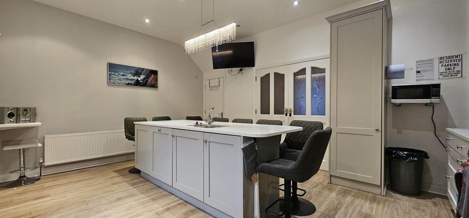 Dining area, kitchen
