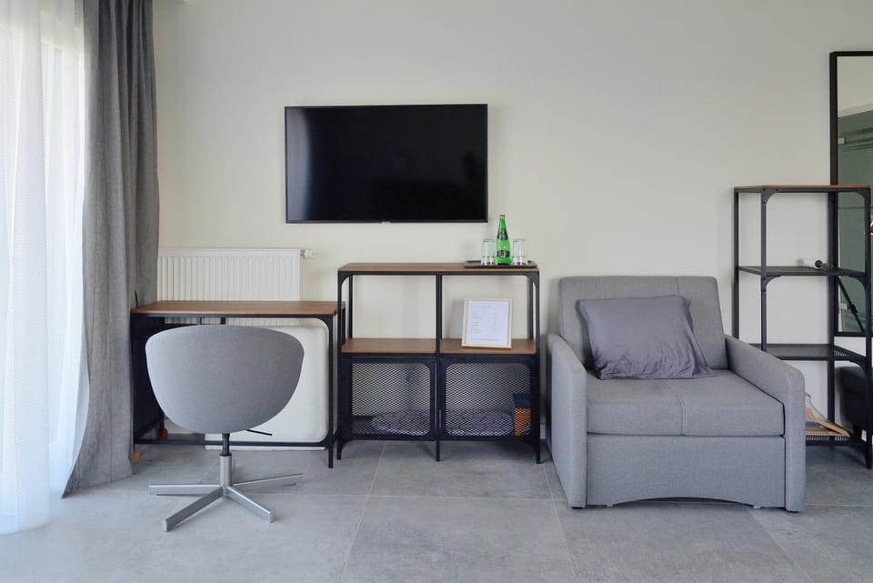 Communal lounge/ TV room, TV and multimedia, Seating area