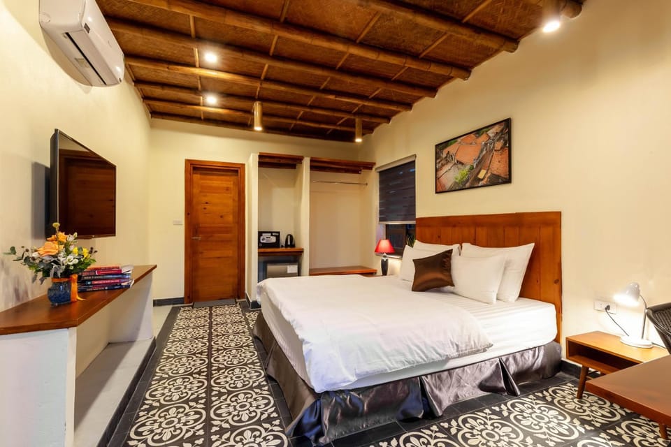 Bed, Photo of the whole room, Decorative detail, Bedroom