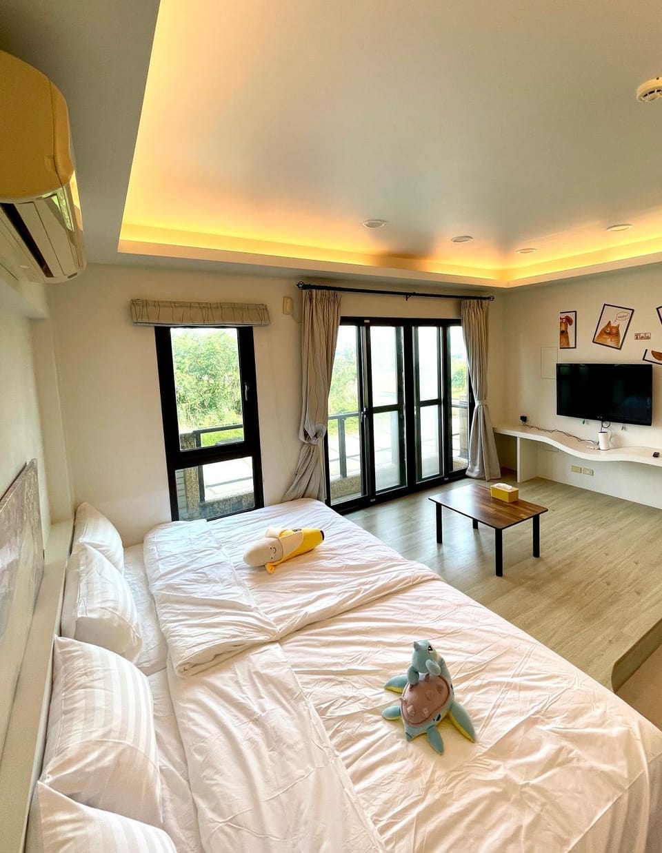 Bed, TV and multimedia, Photo of the whole room, Bedroom