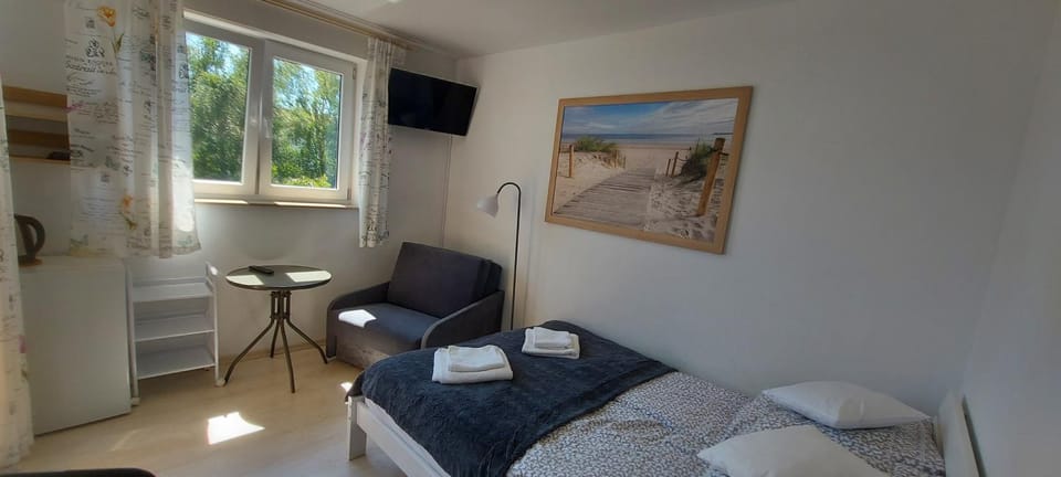 Bed, TV and multimedia, Photo of the whole room, towels