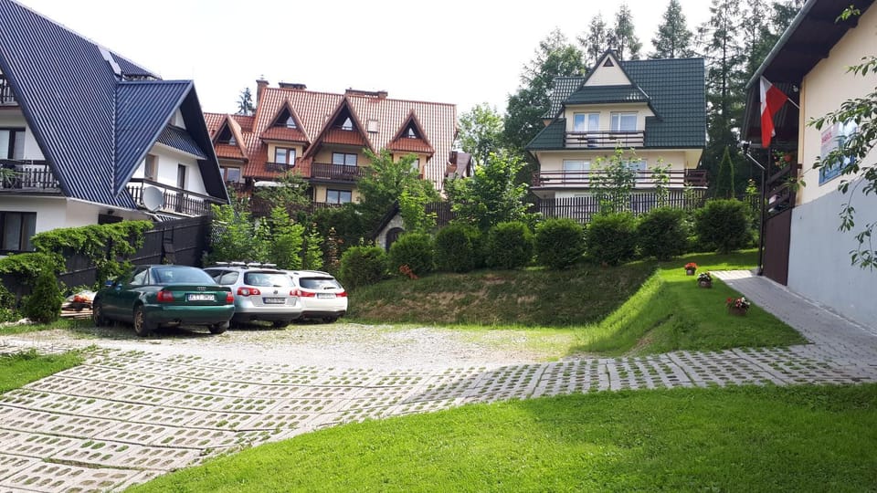 Neighbourhood, Garden, Parking