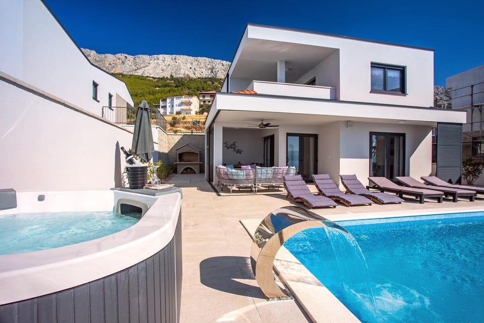 BBQ facilities, Balcony/Terrace, Dining area, Swimming pool, air conditioner