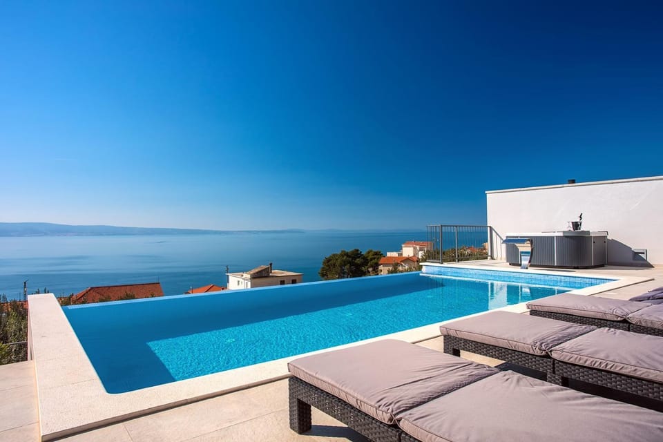 BBQ facilities, Balcony/Terrace, Dining area, Swimming pool, air conditioner