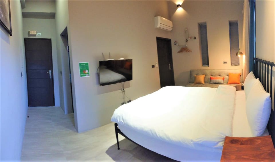Bed, TV and multimedia, Photo of the whole room, Bedroom, air conditioner