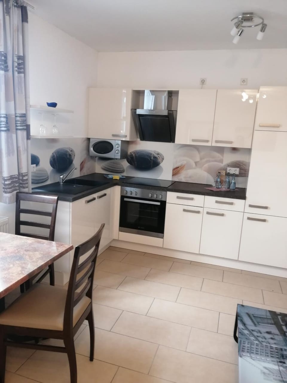 Kitchen or kitchenette, Dining area