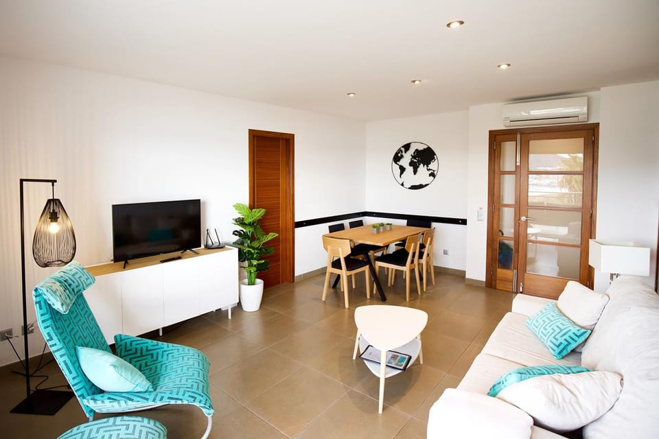 Living room, Lounge or bar, Seating area, Dining area