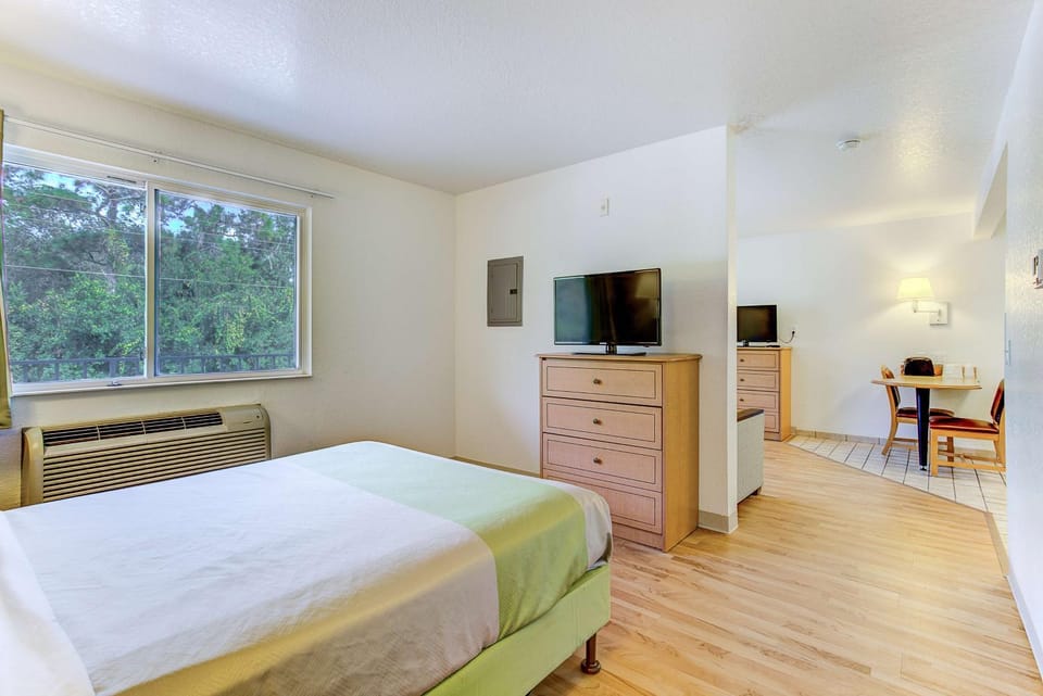 TV and multimedia, Bedroom, On site