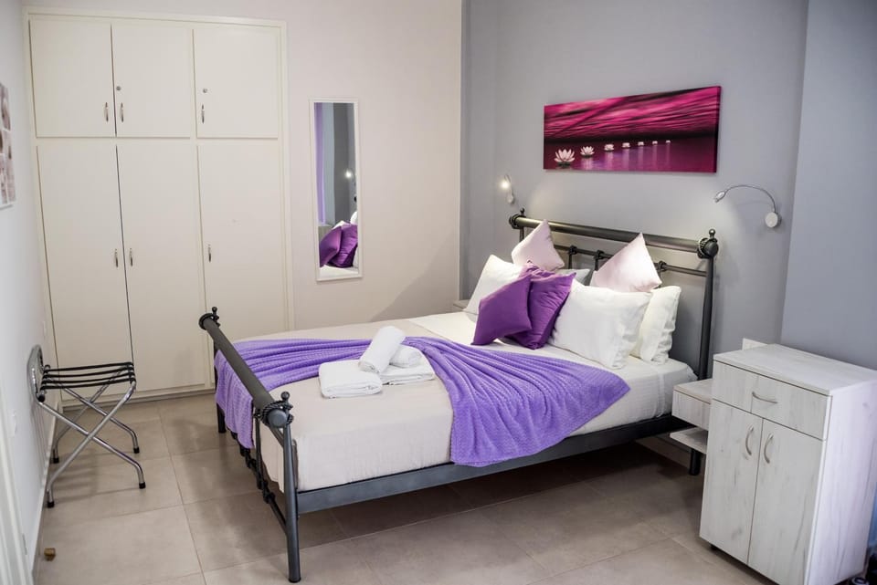 Bed, Photo of the whole room, wardrobe