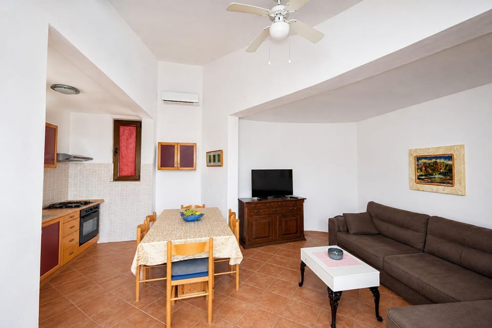TV and multimedia, Kitchen or kitchenette, Living room, Seating area, Dining area, stove, stove, air conditioner, air conditioner